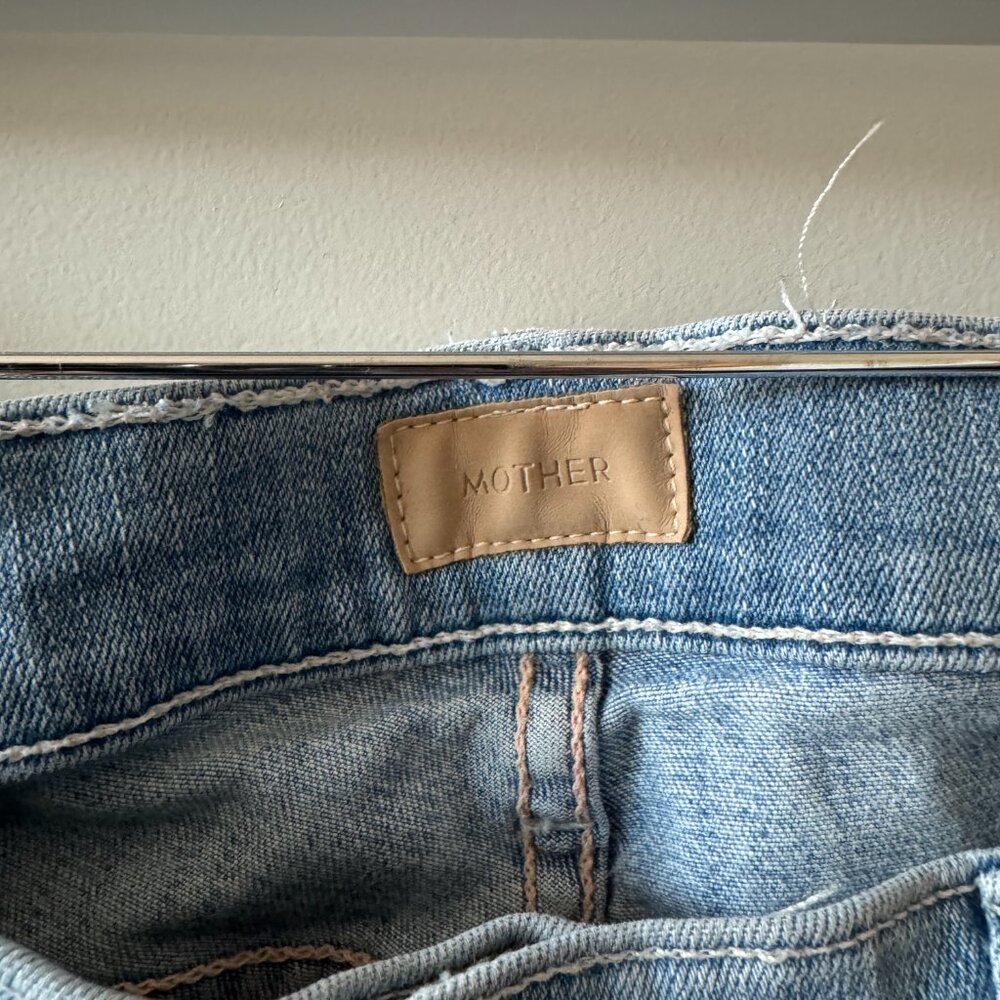MOTHER The Rascal Ankle Snippet Mid Rise Crop Jeans in Tinge Light Wash - Picture 9 of 10